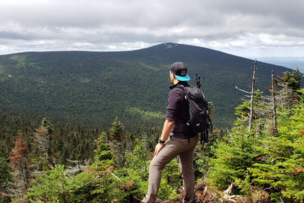 Marche consciente dans la forêt sacrée